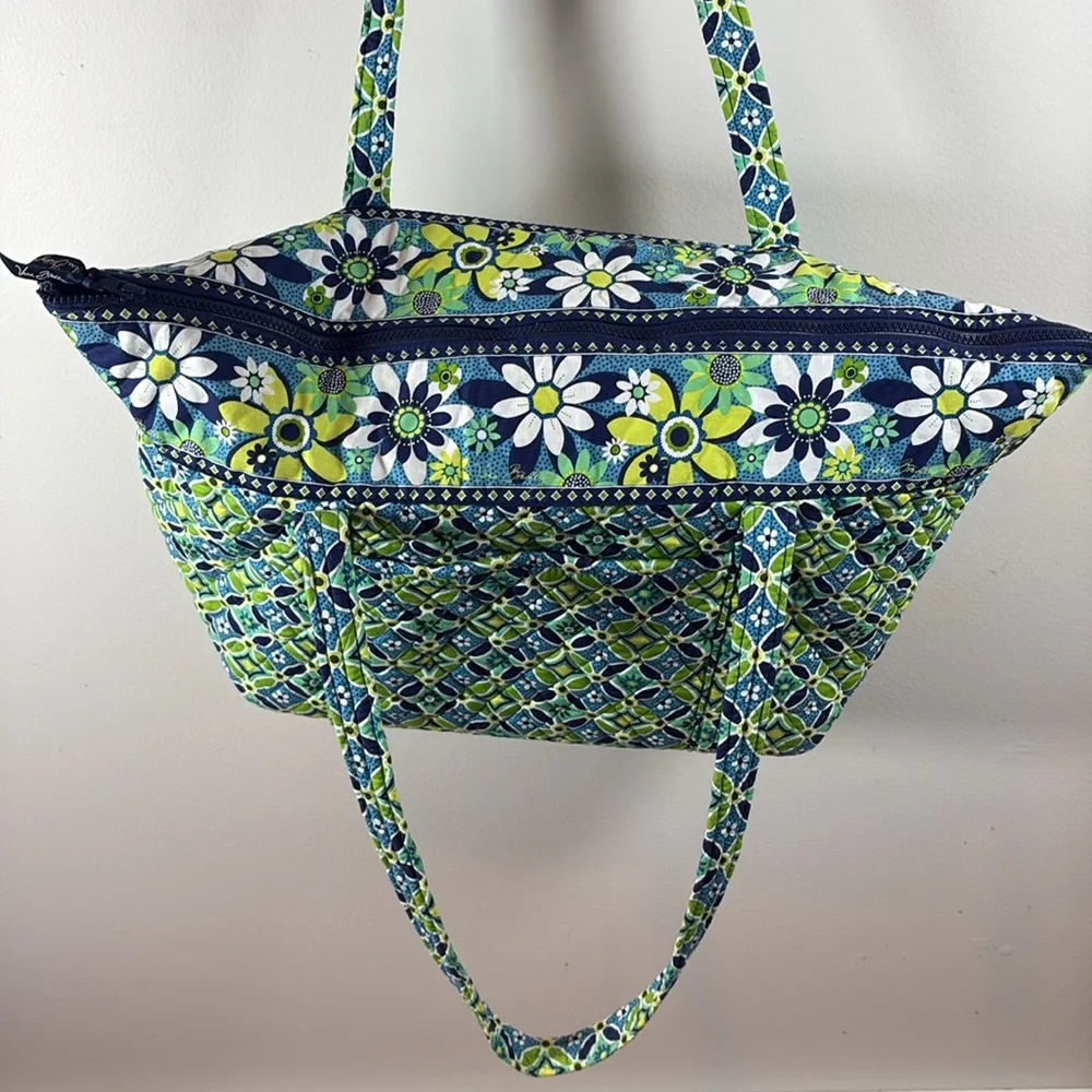 Vera Bradley Daisy Miller bag tote. In very good pre owned condition. - Picture 2 of 7